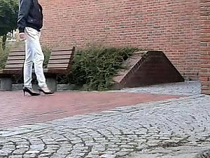 Transvestit rauchend with Snotty Heels