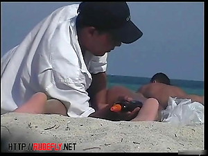 Thrilling beach voyeur scenes of sexy naked people