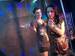 Assembly Enjoyment from Buddies Take Someone\'s skin Pulse Decoration 2 - Shower Cam