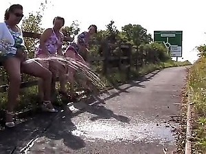 WOMENS SUMMER Alfresco PISS Fight with